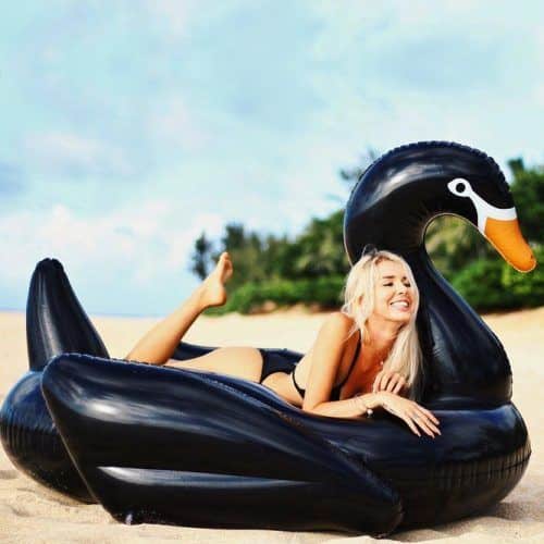 Black Swan Float For Girl Who Fall In Love With Beach #lastminutegiftideas #giftideas #gifts