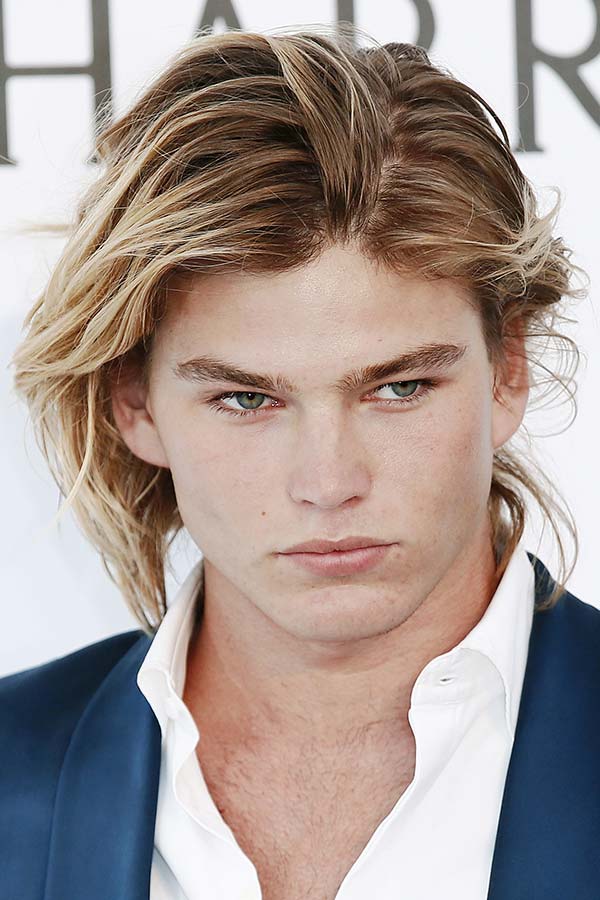 Jordan Barrett’s Messy Highlighted Locks #surferhair #longhairmen #menshairstyles #beachwaves