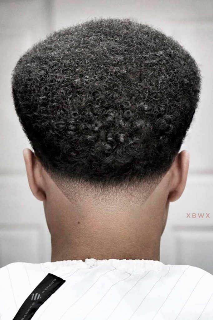 Cortes de cabelo masculino afro médio com desbotamento baixo