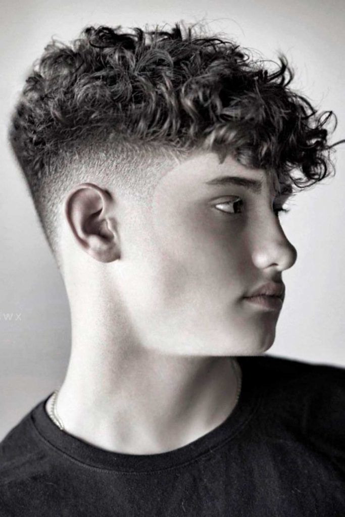 Short Curly Hairstyles With Fade #curlyhairstylesformen #curlyhairmen #menscurlyhairstyles #hairstylesforcurlyhairmen