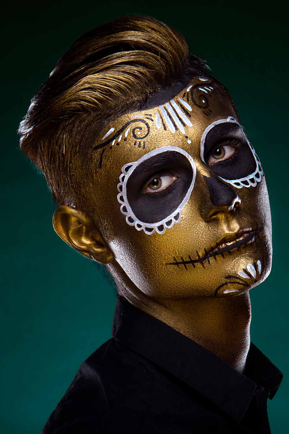 Gold Face Mens Halloween Makeup #halloweenmakeup #halloweenmakeupmen #halloweefacepaint #mensfacepaint