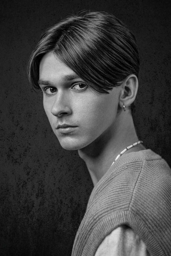 Pin by Alexgrace on Middle part hairstyles men | Middle hair, Wavy hair men,  Medium hair styles