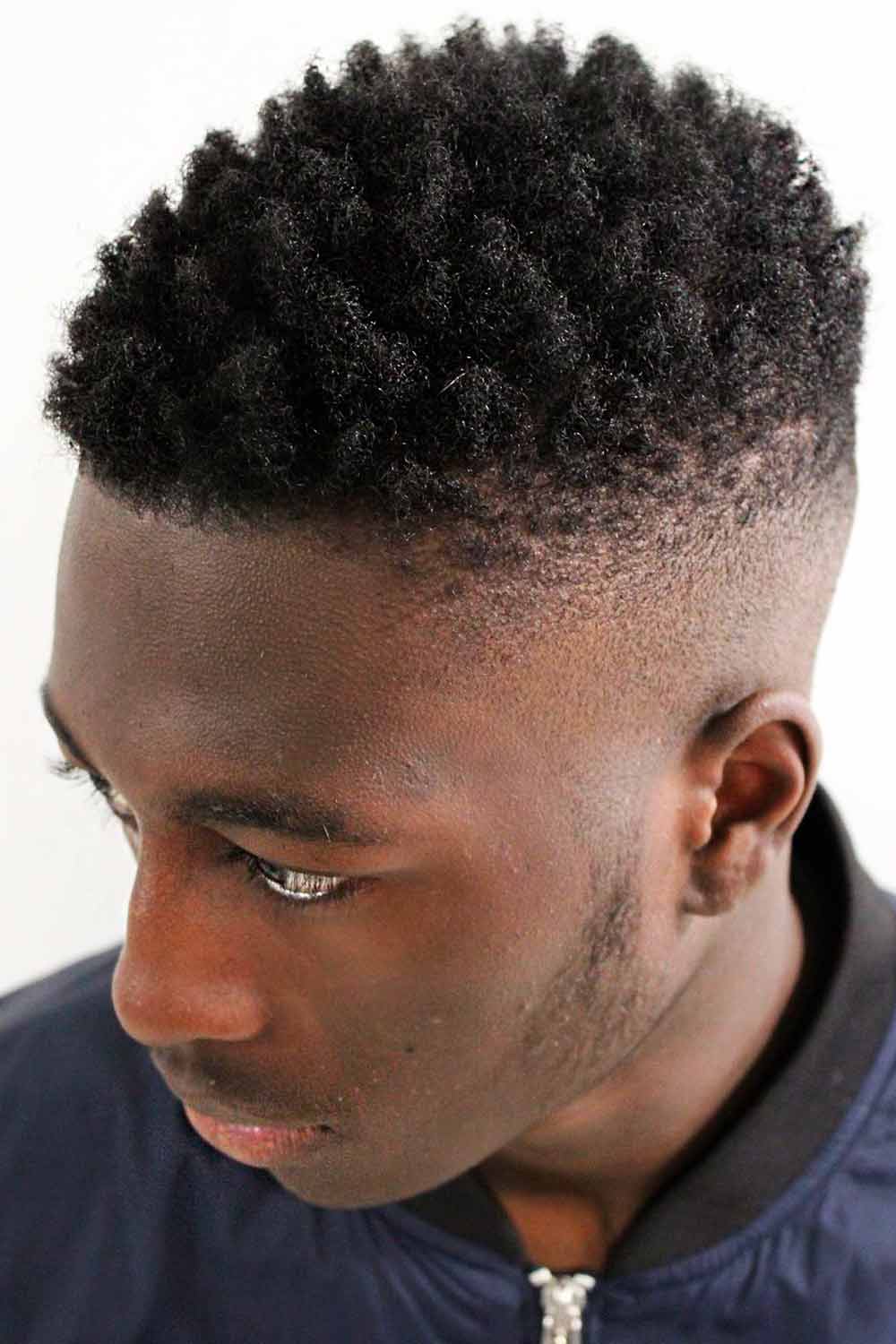 Cortes de cabelo para homens negros com torção média de esponja #blackmenhaircuts #blackmenhairstyles #afrohaircuts #haircutsforblackmen