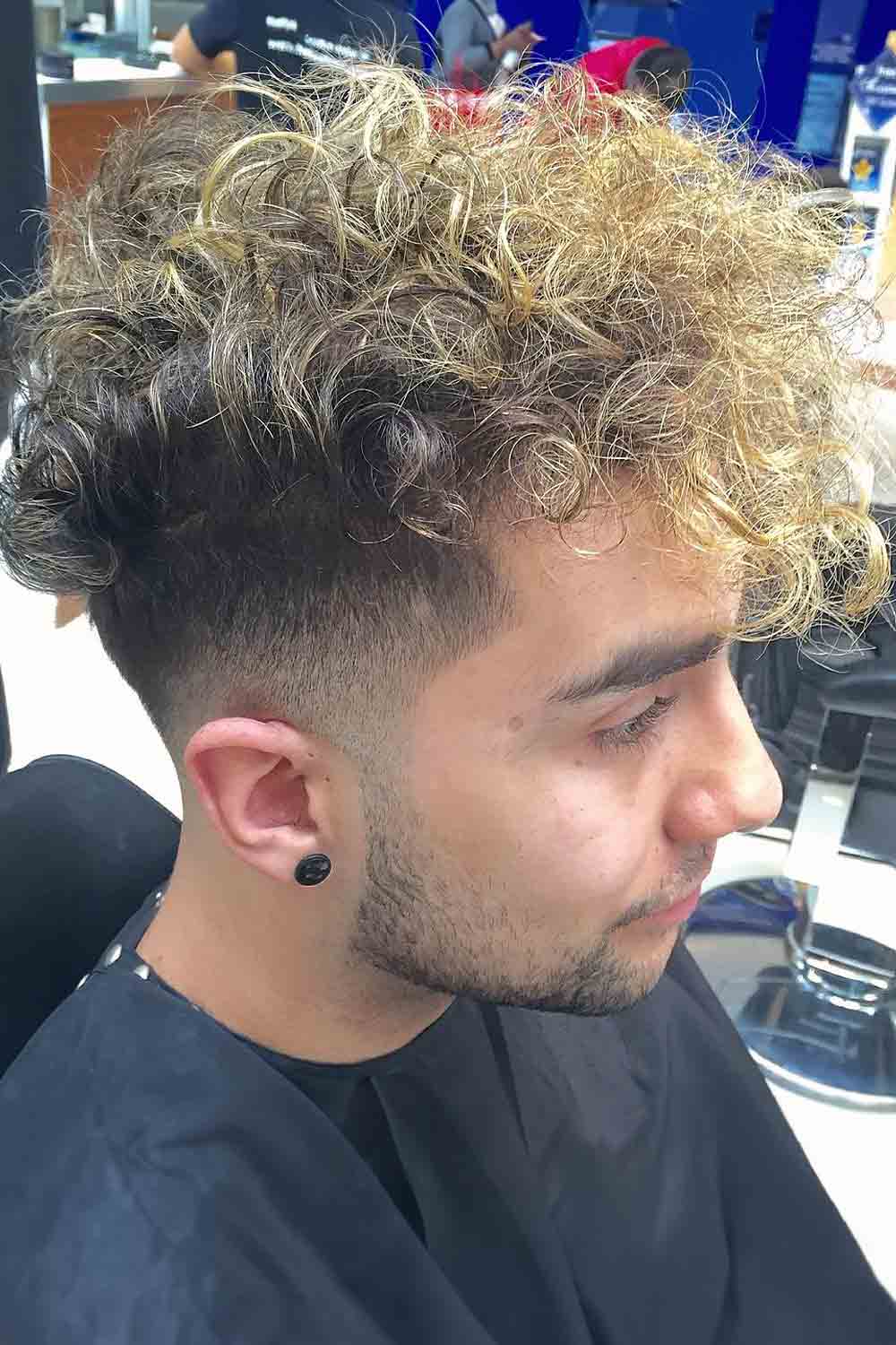 Taper Fade with Highlights Haircut #taperfadecurlyhair #taperfade #curlyhair #taper #fade